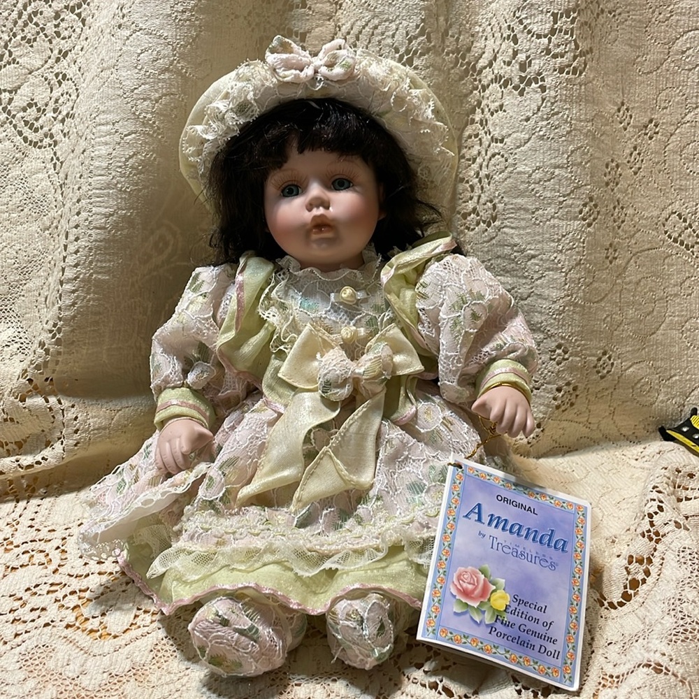Original Amanda Fine Porcelain Doll by Timeless Treasures 10”x8” 2004